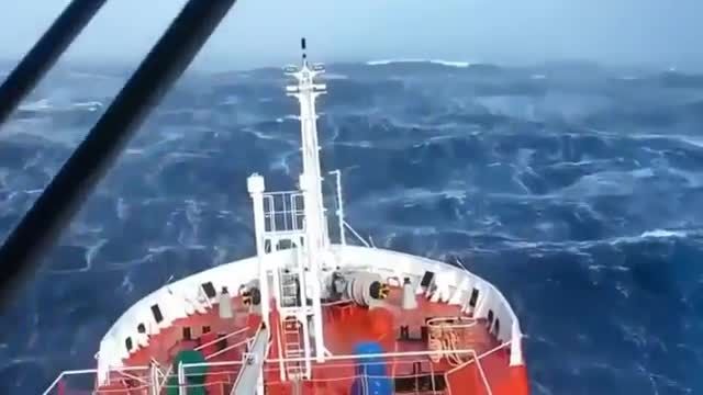 کشتی در طوفان