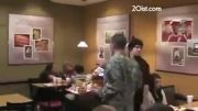 سرباز آمریکایی از جنگ برگشته در نقش گارسون رستوران همسر