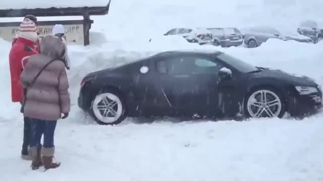 گیر کردن آئودی R8  در برف