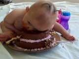 کیک خوردن بامزه بچه