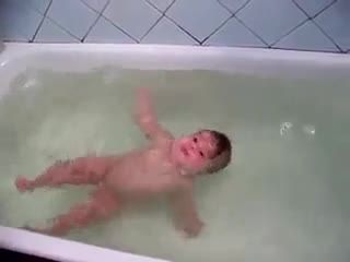 شنا کردن نوزاد
