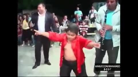 رقص یه بچه اونم باشكم وباسن
