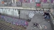 هنرنمایی مرد فرانسوی در پریدن روی قطار در حال حرکت!...