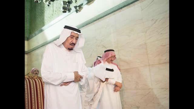 نماز خواندن شاه سعودی در دل کعبه با کفش!!!!!!!!!!
