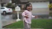 فیلمی بسیار زیبا از علاقه شدید این کودک به بارش باران