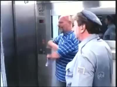 دوربین مخفی : کوتاه و بلند شدن قد در آسانسور