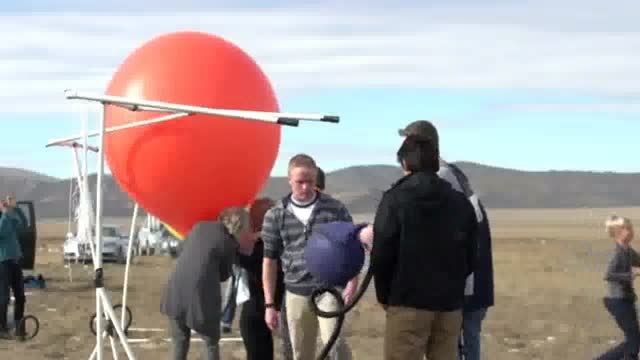 پرواز با ۹۰ بادکنک هلیومی و فرود با چتر نجات
