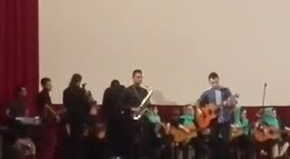 تکنوازی علی باقری با گیتار در کنسرت