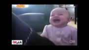 خندیدن شیرین کودک از صدای   خوردن سگ!
