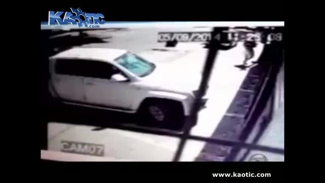 لحظه سرقت گیر می افته همکار دزد با ماشین حمله میکنه