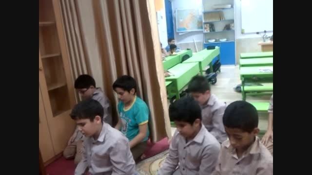 برگزاری نماز در کلاس ما