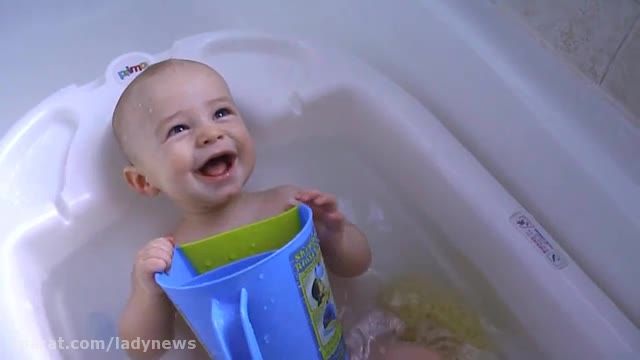 خنده کودک در وان حمام