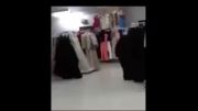 زد و خورد شدید دو زن برای یک قطعه لباس