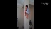 بچه ای که از دیوار راست بالا می ره