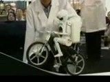 دوچرخه سواری یک ربات ژاپنی