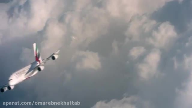 فیلم دو جسم ناشناس درحال پرواز درکنار هواپیمای اماراتی
