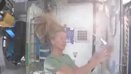 فضانوردان در فضا چگونه موی خود را می شویند؟