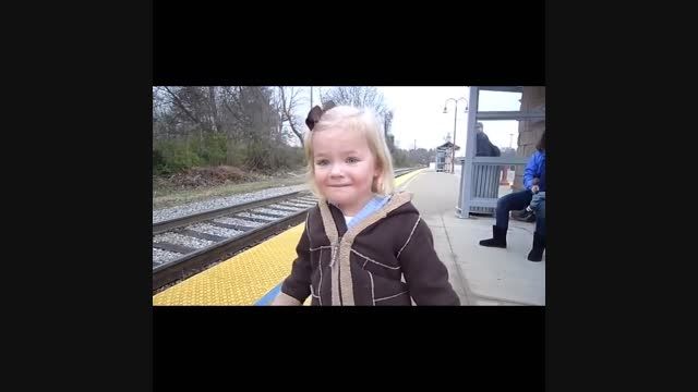 بچه ای که برای اولین بار قطار میبینه!