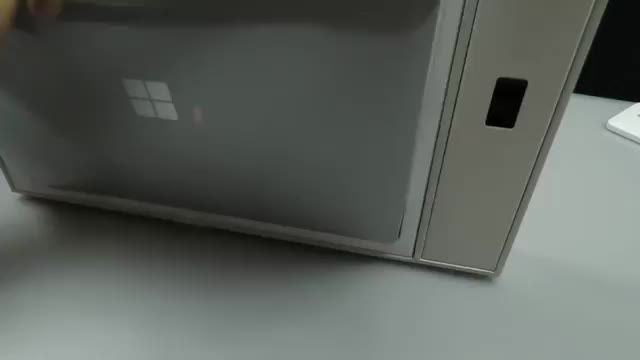 ویدئوی جعبه گشایی لپ تاپ مایکروسافت سرفیس بوک (WinBeta)