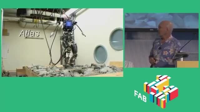 پیاده روی ربات ساخته شده با پرینتر سه بعدی در جنگل