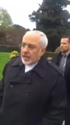 صحبت های محمدجواد ظریف با خبرنگاران در حال پیاده روی