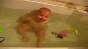 شنای نی نی کوچولو در وان حمام !!