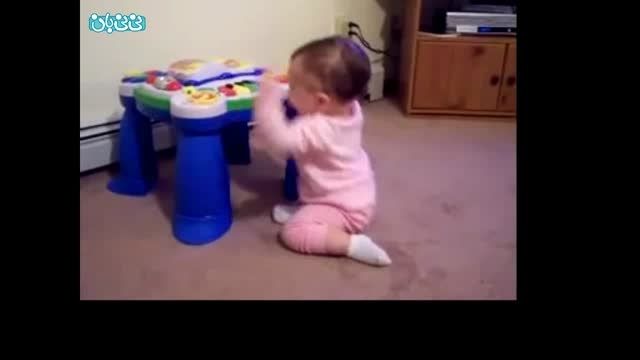 رقص نوزاد دختر