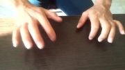موسیقی دستان یک دانشجو با میز