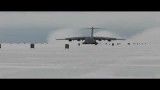 فرود هواپیمای c17 در باند یخی