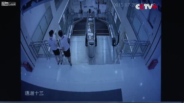احساس خطر کارکنان از پله برقی چینی قبل از حادثه