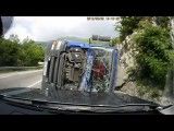 تصادف کامیون و اتومبیل