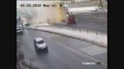 تصادف کامیون بزرگ با پل عابر پیاده!!!!!!
