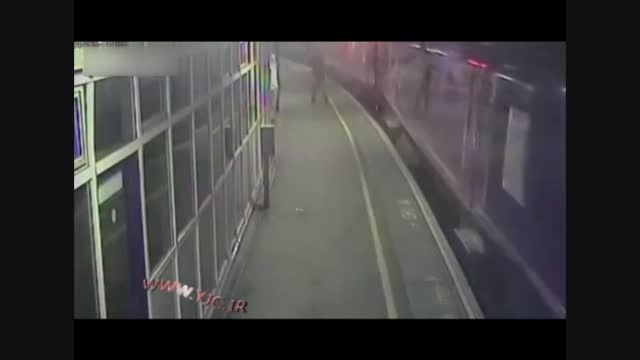 نجات معجزه آسا پس از سقوط به داخل خط مترو!!!!!!!