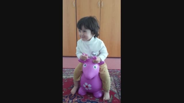 دختر دو ساله اسب سوار بامزه