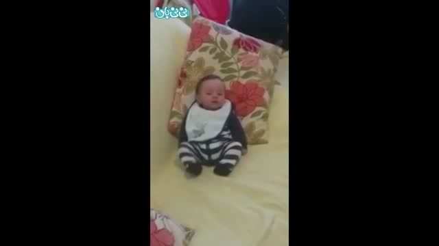 نوزادی که پاهایش را کشف می کند!