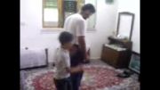 پدری که بچه اش را وادار به نماز خواندن میکند