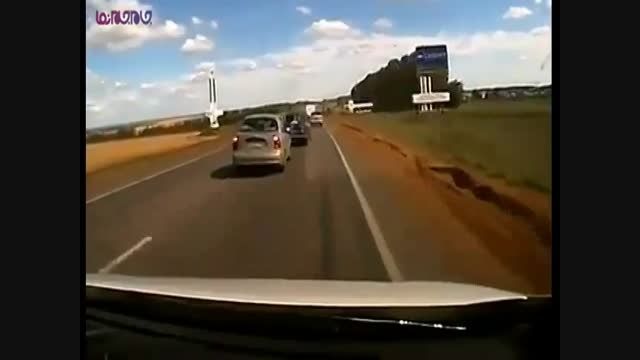 یک تصادف بی خود و بی جهت-راننده ناشی+فیلم ویدیو کلیپ