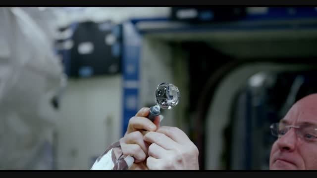 فیلمی زیبا از توپ رنگی شناور در فضا