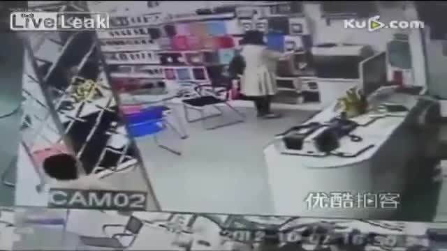 سرقت حرفه ای دختر  10 ساله چینی از مغازه ها