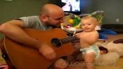 رقصیدن و خوشحالی بیش از حد کودک برای گیتار زدن پدرش...