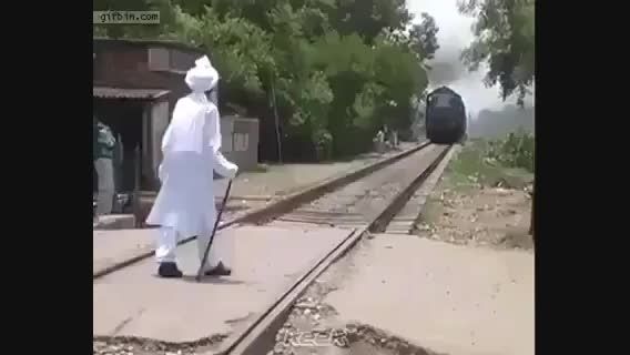 مرتاض هندی که میخاد قطار رو نگه داره!