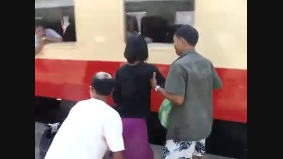 سوار قطار شدن در برمه