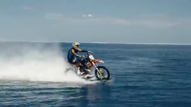 موتورسواری در دریا روی آب رودخانه و مرداب موج سواری