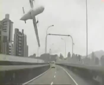 لحظه سقوط هواپیما در تایوان