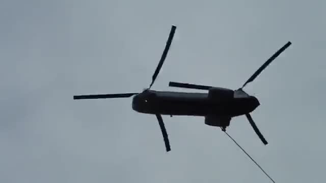 آبگیری یک هلیکوپتر سنگین آتش نشانی شنوک ارتش