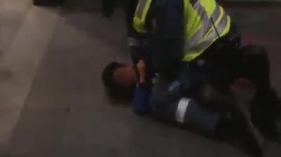 خفه کردن کودک مسلمان توسط پلیس سوئدى