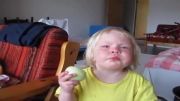 دختر کوچولو عاشق خوردن پیاز خام