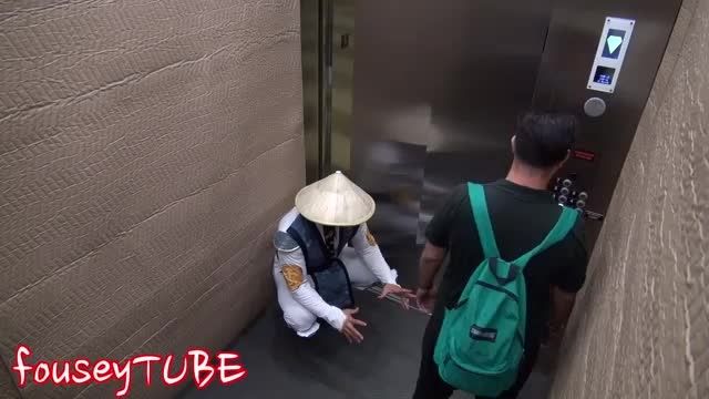 رایدن در آسانسور