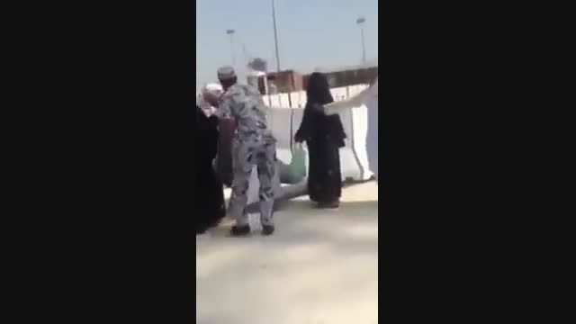 کتک زدن حجاج توسط مامور عربستانی