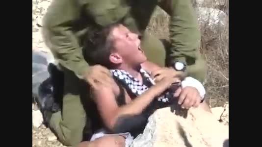 سرباز یهودی نجس با بچه فلسطینی چکار میکنه یا خدا!!